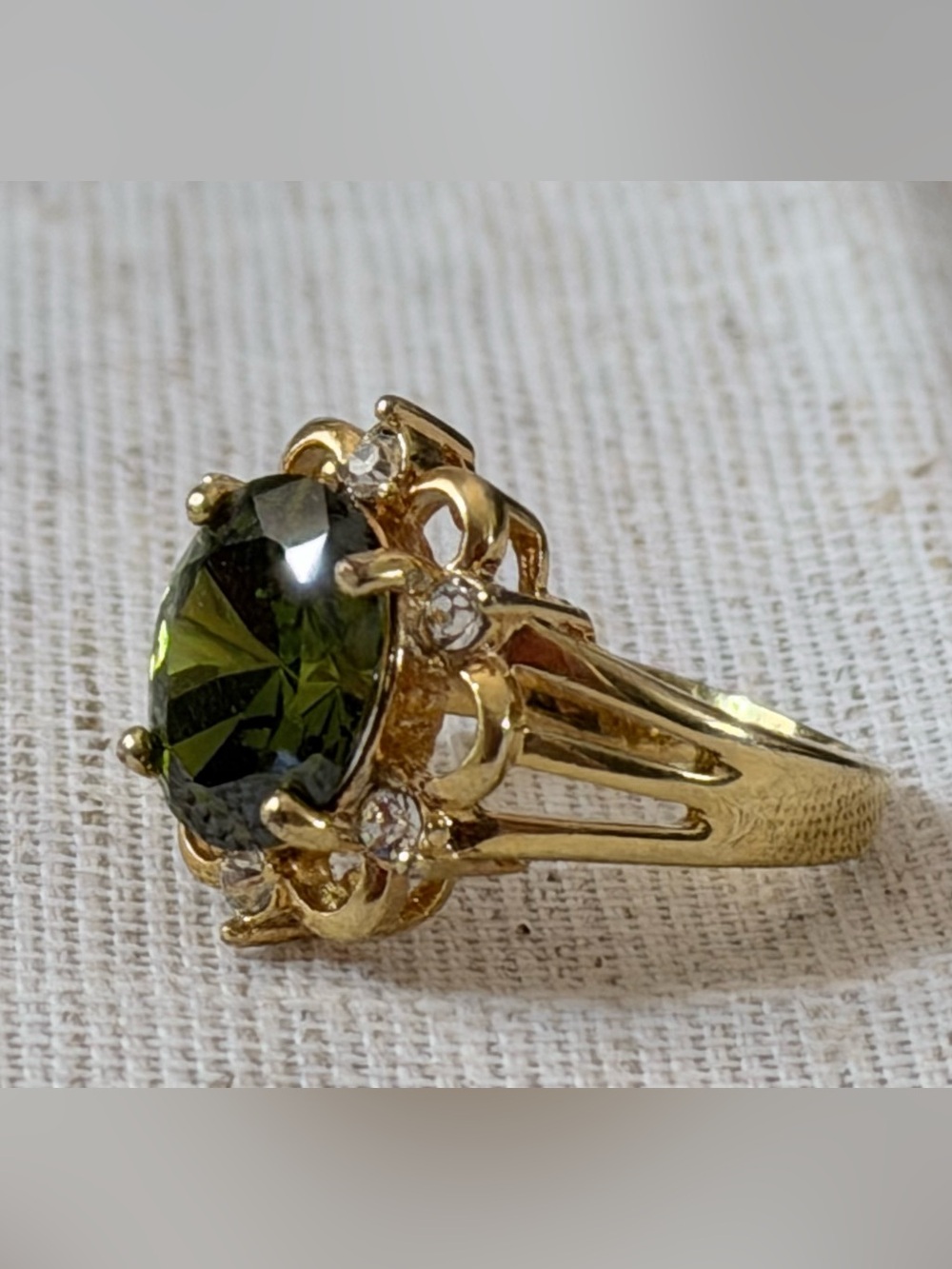 Gold-Tone Scalloped Cluster Ring with Faceted Green Stone - Size 7